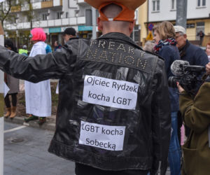Happening pt. Na drugi koniec tęczy z Ojcem Tadeuszem. Chryja 2