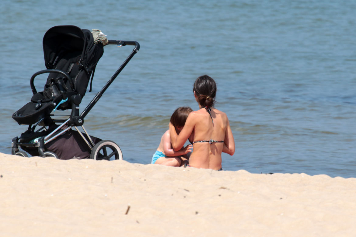 Marta Kaczyńska na plaży karmi dziecko piersią