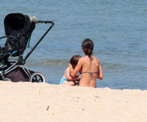 Marta Kaczyńska na plaży karmi dziecko piersią
