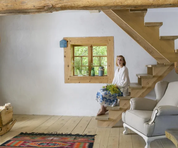 Z ruiny w Bieszczadach stworzyli magiczny dom. Zobacz te wnętrza!