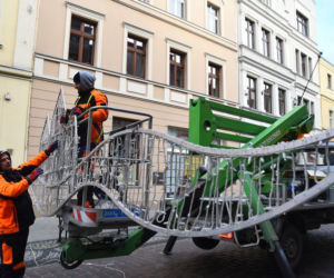 Bydgoszcz szykuje się na święta. Trwa dekorowanie miasta