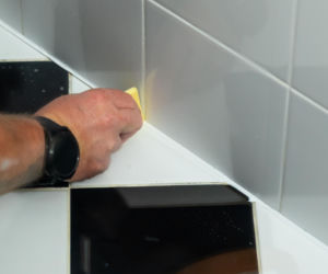 Jak poprawnie usunąć starą fugę i silikon oraz nałożyć nowy? Murator Remontuje