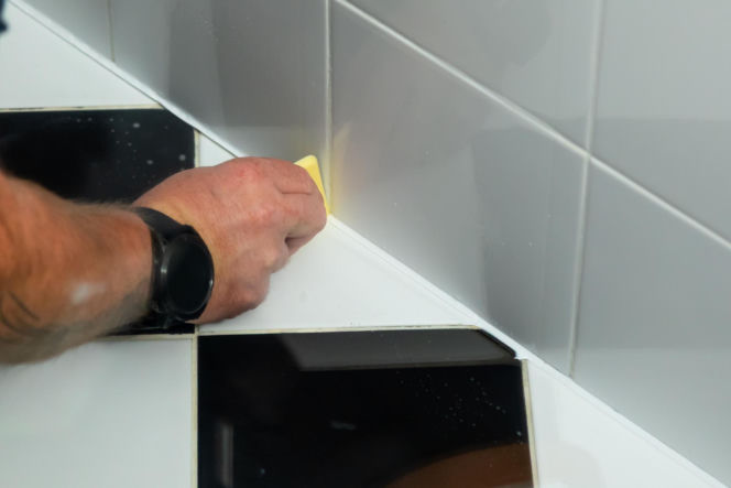 Jak poprawnie usunąć starą fugę i silikon oraz nałożyć nowy? Murator Remontuje