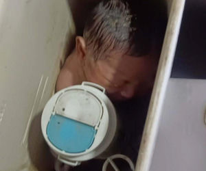 Sprzątała toalety, nagle usłyszała płacz. W spłuczce był upchnięty noworodek! Nie miał odciętej pępowiny