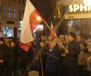 Manifestacja w obronie sądownictwa na Rynku Staromiejskim w Toruniu