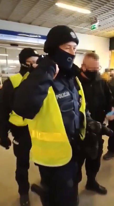 Wolontariusze pomagający uchodźcom wygonieni z dworca. Kolejna skandaliczna interwencja policji