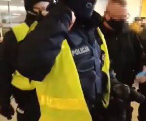 Wolontariusze pomagający uchodźcom wygonieni z dworca. Kolejna skandaliczna interwencja policji