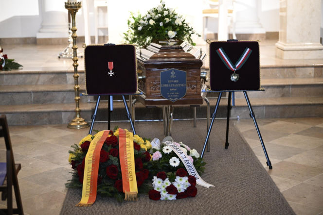 Wieńce na pogrzebie Edwarda Linde-Lubaszenki. Żałobnicy pożegnali artystę pięknymi kwiatami