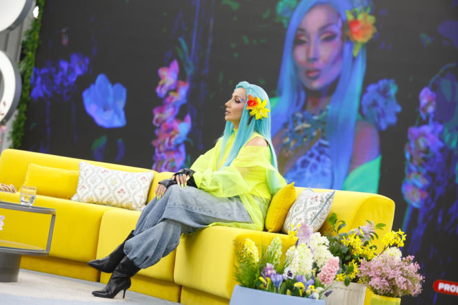 Cleo w niebieskich włosach