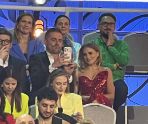 Tak Kaczorowska i Rogacewicz zachowywali się na ramówce TVP. Najpierw obejmował, a potem nurkował pod krzesło!