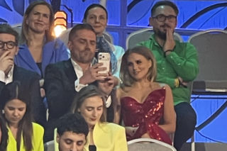 Tak Kaczorowska i Rogacewicz zachowywali się na ramówce TVP. Najpierw obejmował, a potem nurkował pod krzesło!