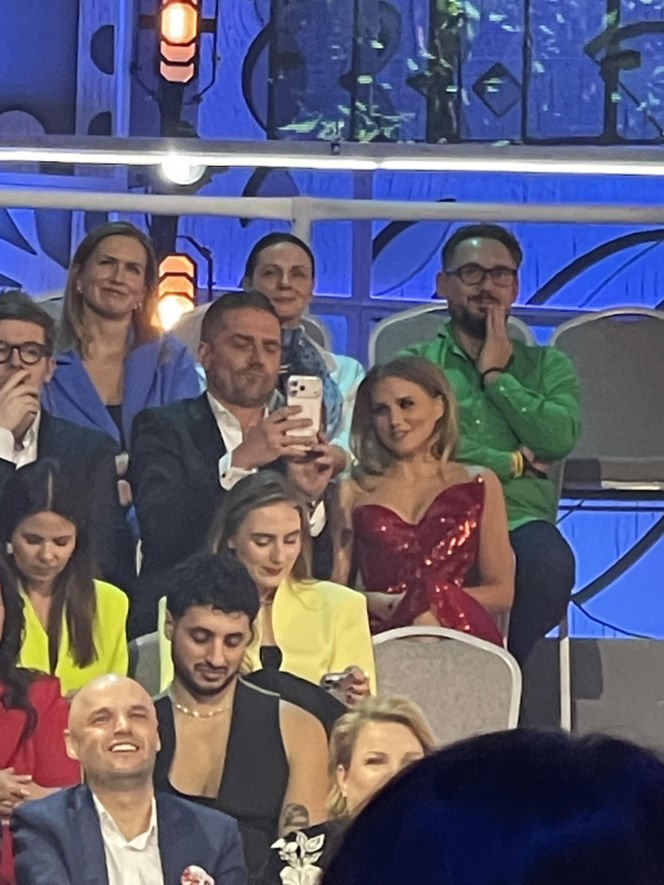 Tak Kaczorowska i Rogacewicz zachowywali się na ramówce TVP. Najpierw obejmował, a potem nurkował pod krzesło!