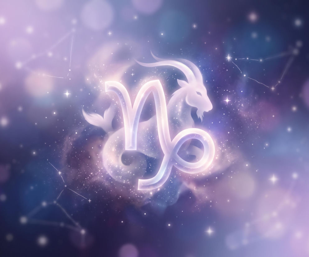 Świecący symbol znaku zodiaku Koziorożec na tle kosmicznej mgławicy i gwiazd. Horoskop dzienny sprawdzisz na Eska.