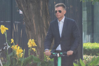 Tańsze paliwo to zły pomysł? Petru wskazuje, kto najbardziej korzysta  