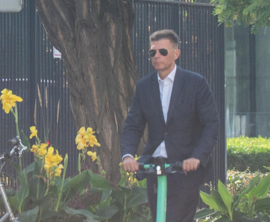 Tańsze paliwo to zły pomysł? Petru wskazuje, kto najbardziej korzysta  