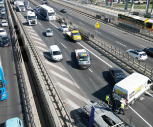 Drogim Jaguarem wbił się w bus. Potem uciekł