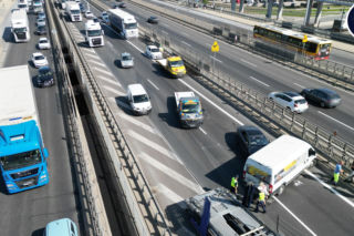 Drogim Jaguarem wbił się w bus. Potem uciekł