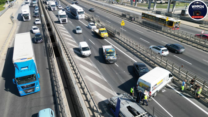 Drogim Jaguarem wbił się w bus. Potem uciekł