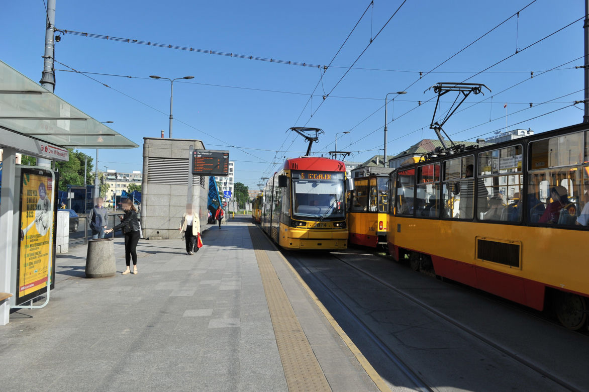 Pasażerowie gniotą się w "szóstce". Skandaliczne warunki w tramwajach na Pradze