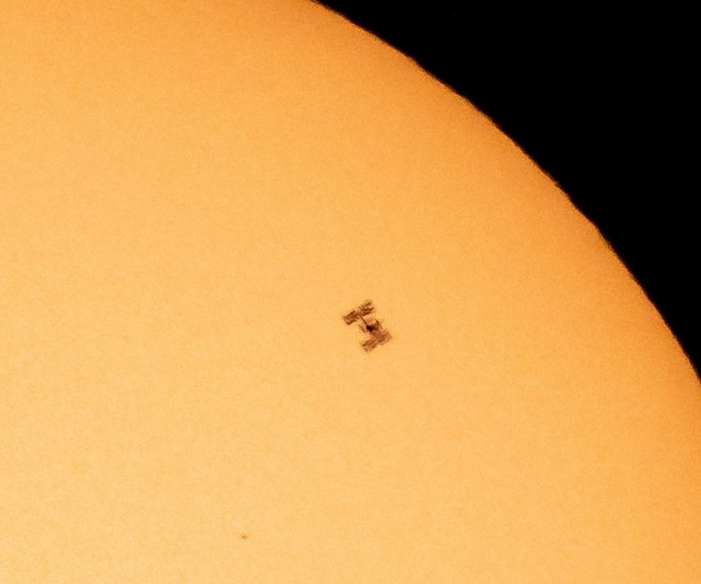 Przelot ISS na tle Słońca