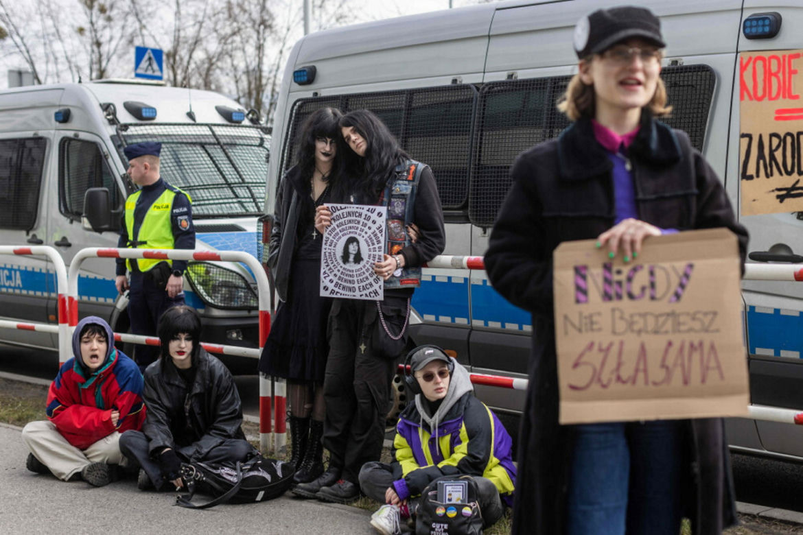 Sąd Okręgowy Warszawa-Praga we wtorek wydał wyrok w sprawie aktywistki Justyny Wydrzyńskiej oskarżonej o pomoc przy przerwaniu ciąży poprzez dostarczenie tabletek poronnych