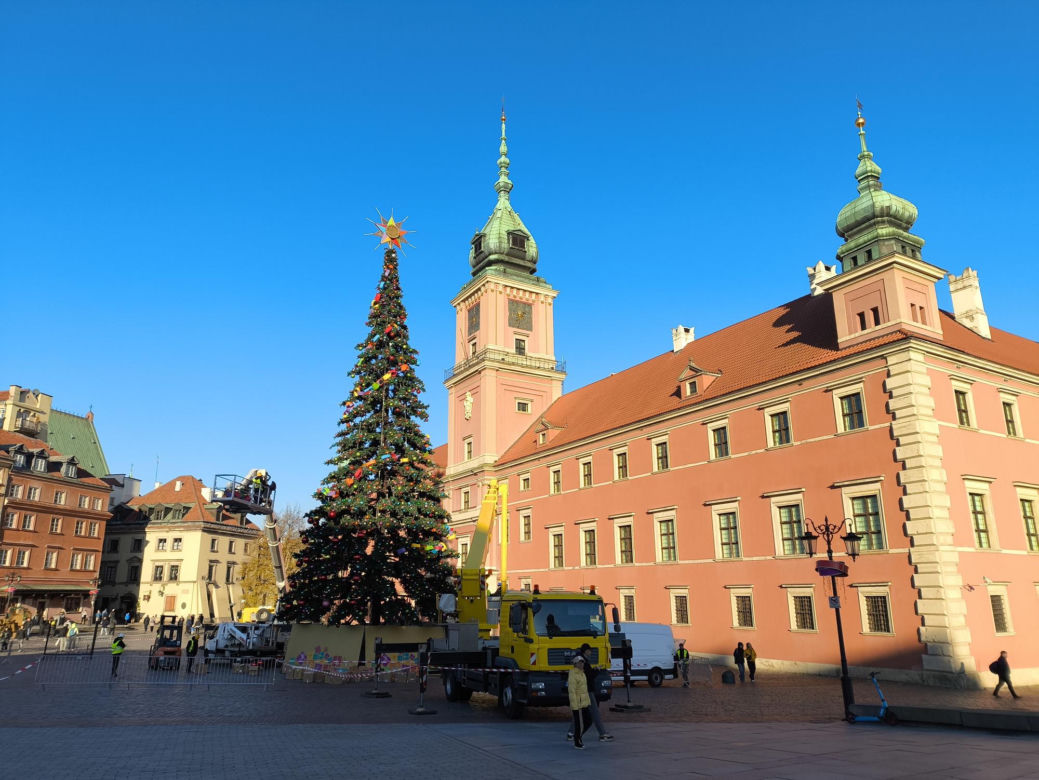 Dziwny obiekt w centrum Warszawy. Co tu powstaje? Stolica już stroi się na Boże Narodzenie!