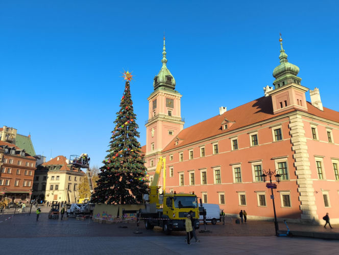 Dziwny obiekt w centrum Warszawy. Co tu powstaje? Stolica już stroi się na Boże Narodzenie!