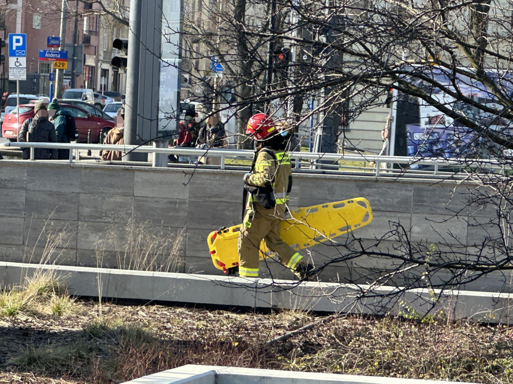 Horror w metrze! Stacja Ratusz Arsenał zamknięta. Pasażer rzucił się pod nadjeżdżający pociąg. Nie żyje