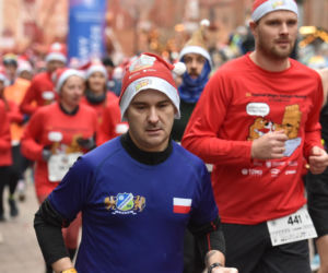 23. Festiwal Biegów Świętych Mikołajów w Toruniu. Zdjęcia ze starówki