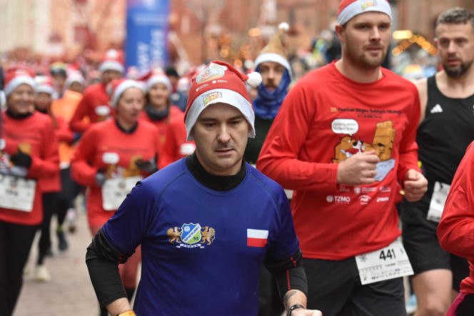 23. Festiwal Biegów Świętych Mikołajów w Toruniu. Zdjęcia ze starówki