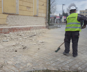Lecą tynki z dawnego budynku kolejowego przy ul. Dworcowej