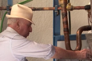 PRODUKUJE WODĘ Z POWIETRZA - jego wynalazek może zrewolucjonizować Świat! [WIDEO]
