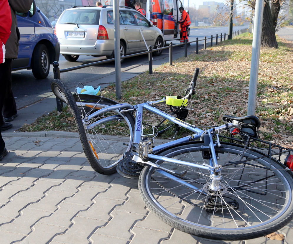 Kraków: Jechał starym fordem, potrącił rowerzystę i uciekł. Policja wydała pilny komunikat, szuka świadków