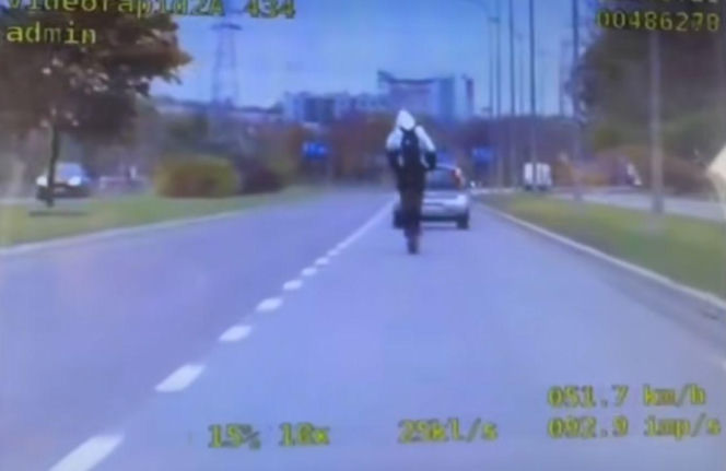 Szaleńczy rajd 14-latka na hulajnodze w Białymstoku. Ucieczkę przed policją zakończył w rowie