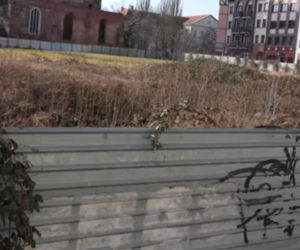 Blaszany płot przy ratuszu wywołuje burzę w Głogowie