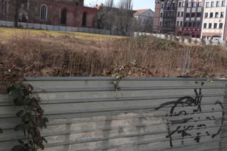 Blaszany płot przy ratuszu wywołuje burzę w Głogowie