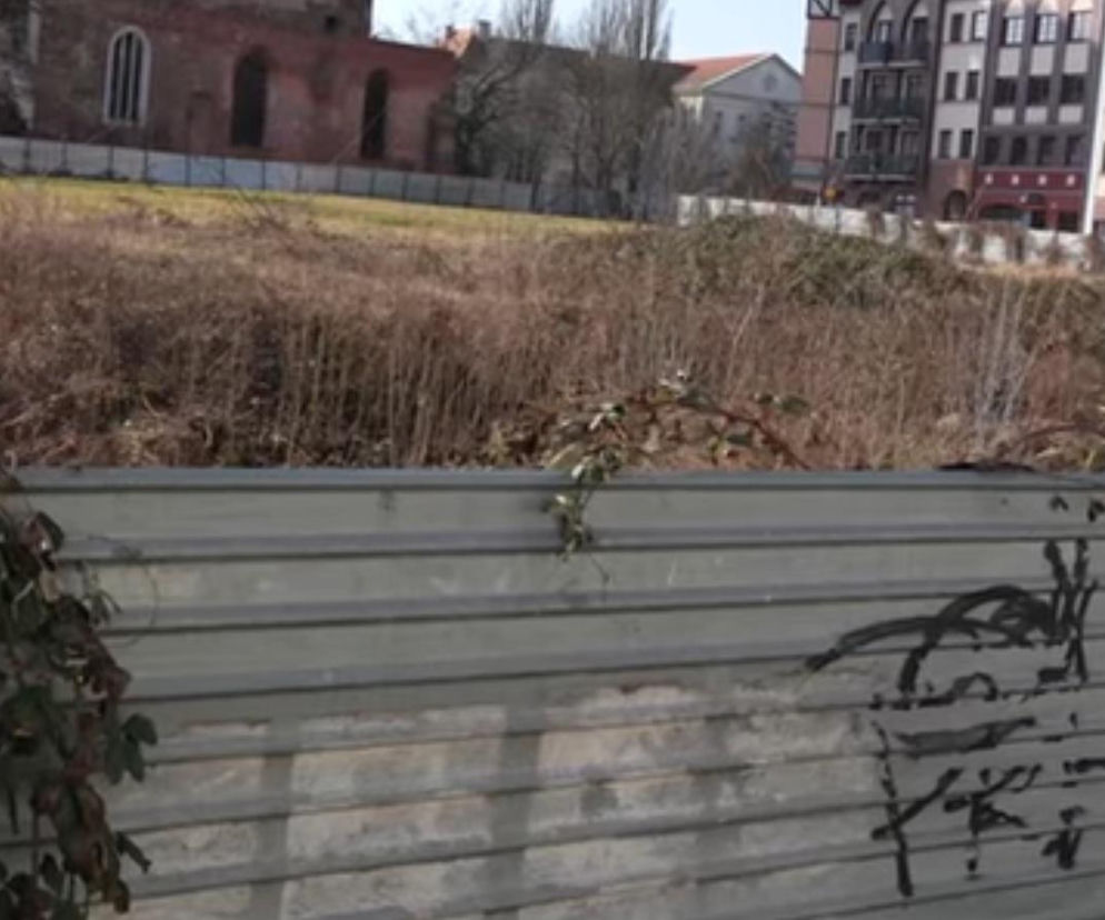 Płot pod ratuszem w Głogowie