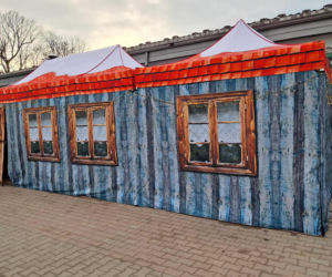 Święty Mikołaj Biedronki odwiedził świętokrzyskie miasto. Zobaczcie co działo się w wiosce przed sklepem