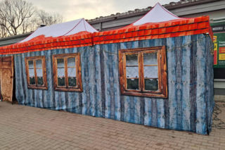 Święty Mikołaj Biedronki odwiedził świętokrzyskie miasto. Zobaczcie co działo się w wiosce przed sklepem