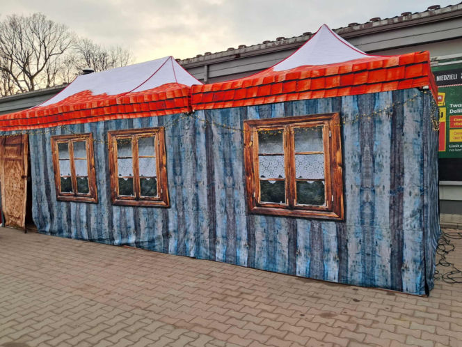 Święty Mikołaj Biedronki odwiedził świętokrzyskie miasto. Zobaczcie co działo się w wiosce przed sklepem