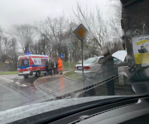 Samochód wjechał w wiadukt kolejowy