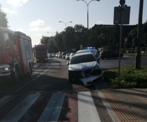 Olsztyn. Wypadek na ul. Armii Krajowej. Droga zablokowana po zderzeniu osobówki z ciężarówką [FOTO]