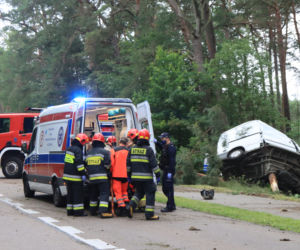 WYPADEK SAMOCHODOWY AUTO UDERZYŁO W DRZEWO