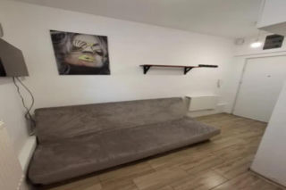 Warszawa. Szok, jakie ogłoszenie znaleźliśmy. „Kawalerka z ogródkiem”. To nie żart!