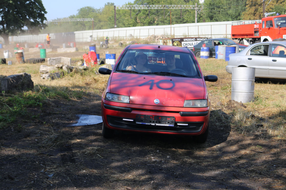 Charytatywny Wrak Race. Andrzej z Plutycz i Adam Kraśko zbierali pieniądze dla chorej Dominiki