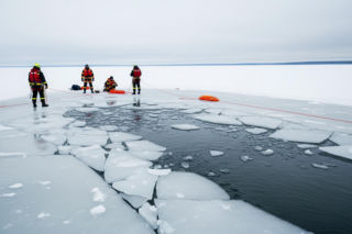 Strażacy z Siedlec szkolili się z ratownictwa lodowego. Co tak naprawdę testowali w Niwiskach?