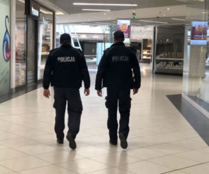 Szczecińscy policjanci kontrolują przestrzeganie kwarantanny