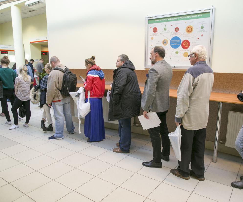 Praca zdalna w urzędach i ogromny bałagan. Czy wyrobisz dowód rejestracyjny lub osobisty? 