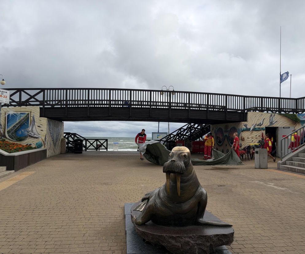 Tak wygląda Mielno w szczycie sezonu. Wymarły deptak i puste plaże