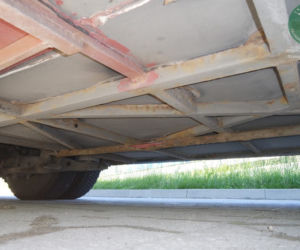 TAKIMI autobusami podróżują dzieci. Rdza, wyciekające paliwo i prowizorka